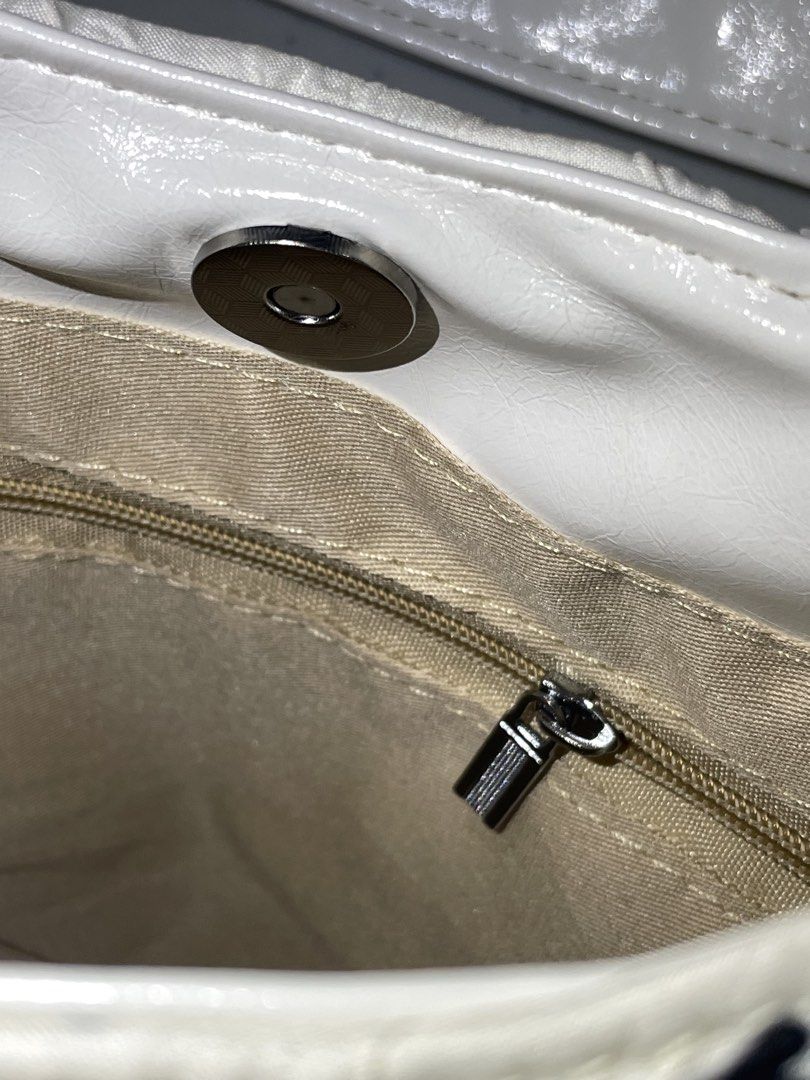 White Bow Detail Handbag / Kili bag (Category: Purses & Pouches) located in Caloocan City. Submitted by yerisellsph (Listing ID 1424948683, Image 2). Description: 👜 Snap closure 👜 Spacious ⚠️ WHAT YOU SEE IS WHAT YOU GET ❌ Non-negotiable ❕PLEASE don’t waste my time if you really don’t have any plans on getting the item☺️ 🚫 JOY RESERVERS AND BOGUS BUYERS WILL BE REPORTED AND BLOCKED.