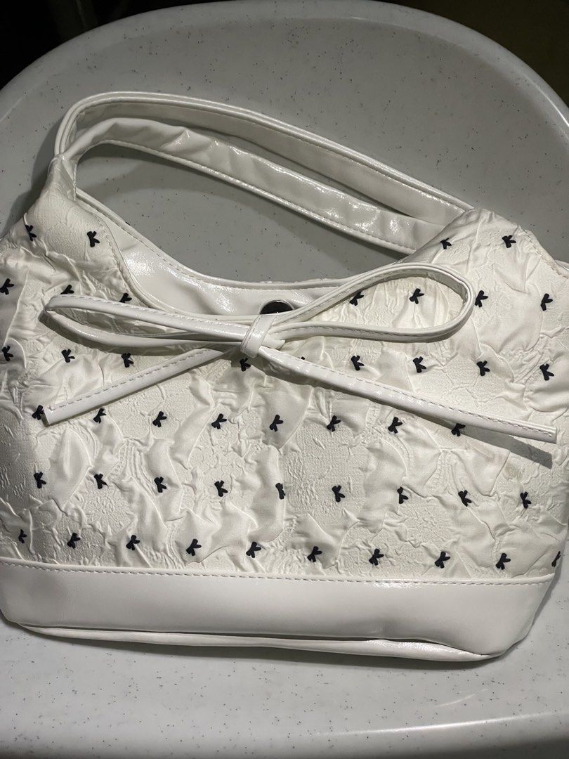 White Bow Detail Handbag / Kili bag (Category: Purses & Pouches) located in Caloocan City. Submitted by yerisellsph (Listing ID 1424948683, Image 1). Description: 👜 Snap closure 👜 Spacious ⚠️ WHAT YOU SEE IS WHAT YOU GET ❌ Non-negotiable ❕PLEASE don’t waste my time if you really don’t have any plans on getting the item☺️ 🚫 JOY RESERVERS AND BOGUS BUYERS WILL BE REPORTED AND BLOCKED.