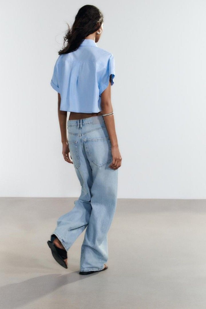 Zara Cropped Poplin Shirt (Category: Shirts) located in Pasay City. Submitted by ella8922 (Listing ID 1425006298, Image 2). Description: - Zara Cropped Poplin Shirt - Size L - Blue and white striped design.