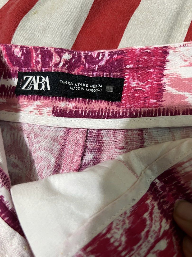 Zara Paisley Print Shorts (Category: Shorts) located in San Jose del Monte. Submitted by sofiah2997 (Listing ID 1424938179, Image 3). Description: Stylish Zara shorts featuring a vibrant paisley print in shades of pink and white. These shorts have a classic design with a button and zipper closure. The label indicates an EUR XS, USA XS, MEX 24 size. Perfect for adding a pop of color to your wardrobe..