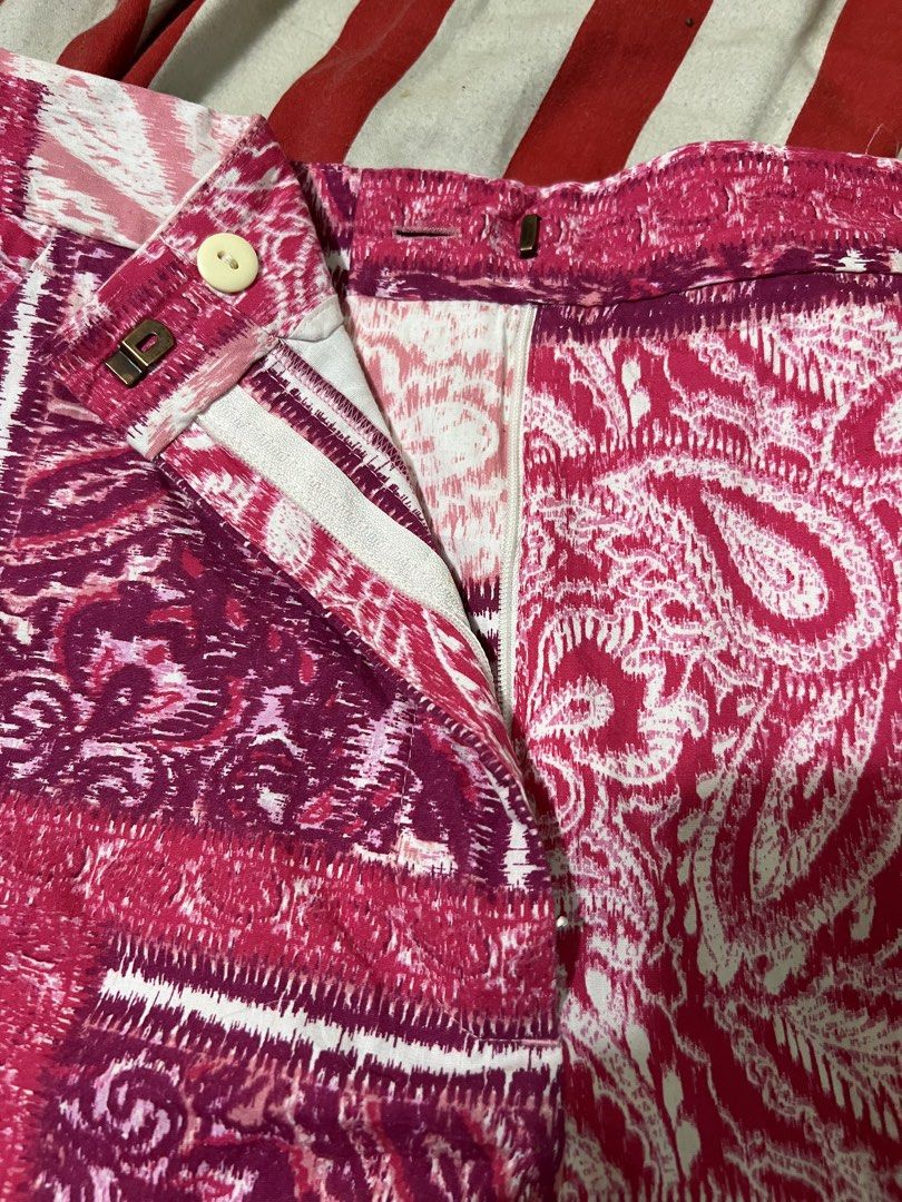 Zara Paisley Print Shorts (Category: Shorts) located in San Jose del Monte. Submitted by sofiah2997 (Listing ID 1424938179, Image 2). Description: Stylish Zara shorts featuring a vibrant paisley print in shades of pink and white. These shorts have a classic design with a button and zipper closure. The label indicates an EUR XS, USA XS, MEX 24 size. Perfect for adding a pop of color to your wardrobe..