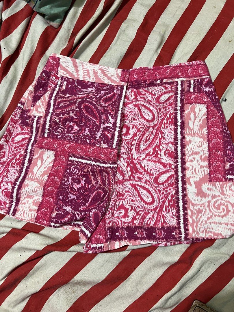 Zara Paisley Print Shorts (Category: Shorts) located in San Jose del Monte. Submitted by sofiah2997 (Listing ID 1424938179, Image 1). Description: Stylish Zara shorts featuring a vibrant paisley print in shades of pink and white. These shorts have a classic design with a button and zipper closure. The label indicates an EUR XS, USA XS, MEX 24 size. Perfect for adding a pop of color to your wardrobe..