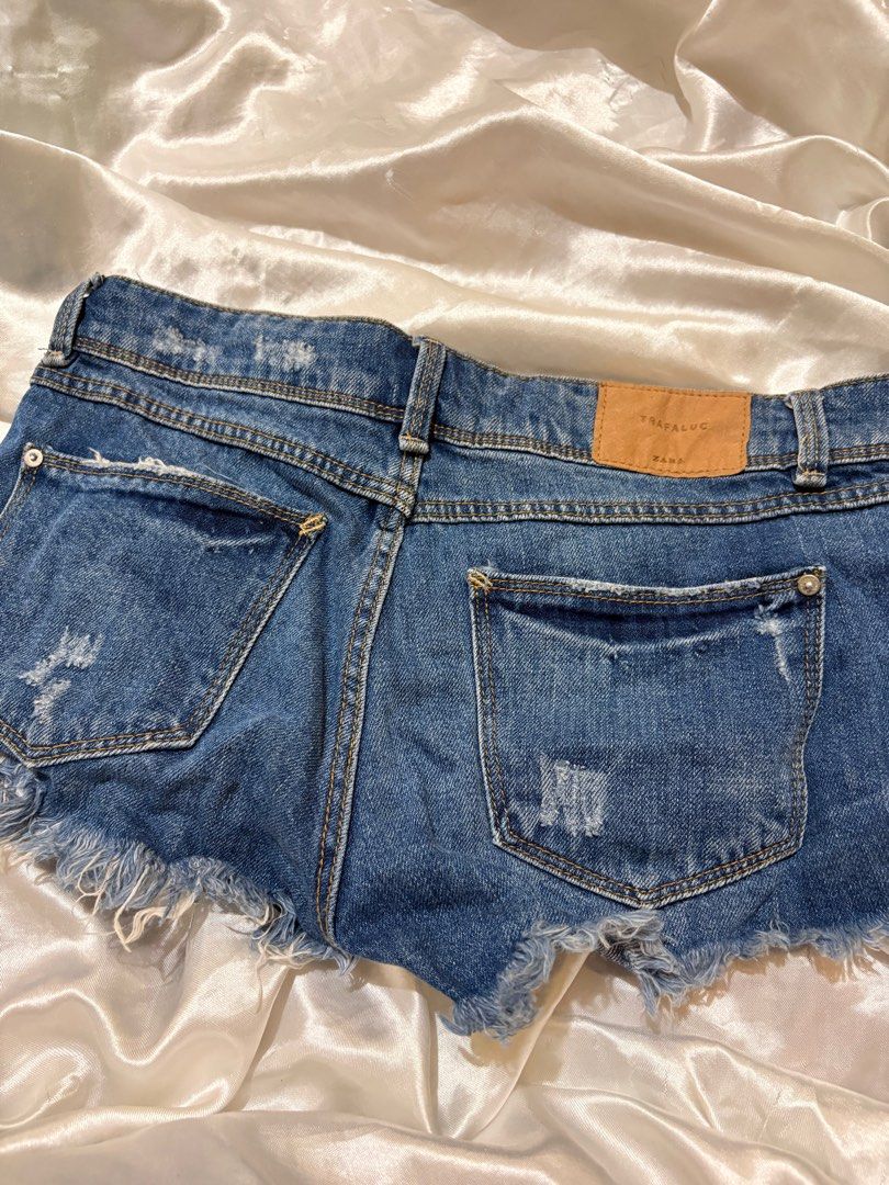 ZARA shorts Trafaluc Collection (Category: Shorts) located in Manila. Submitted by ynnpreloved (Listing ID 1424942423, Image 3). Description: .