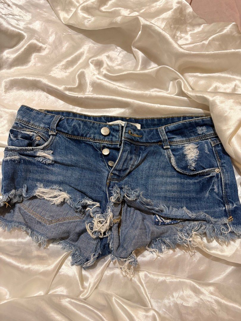ZARA shorts Trafaluc Collection (Category: Shorts) located in Manila. Submitted by ynnpreloved (Listing ID 1424942423, Image 1). Description: .