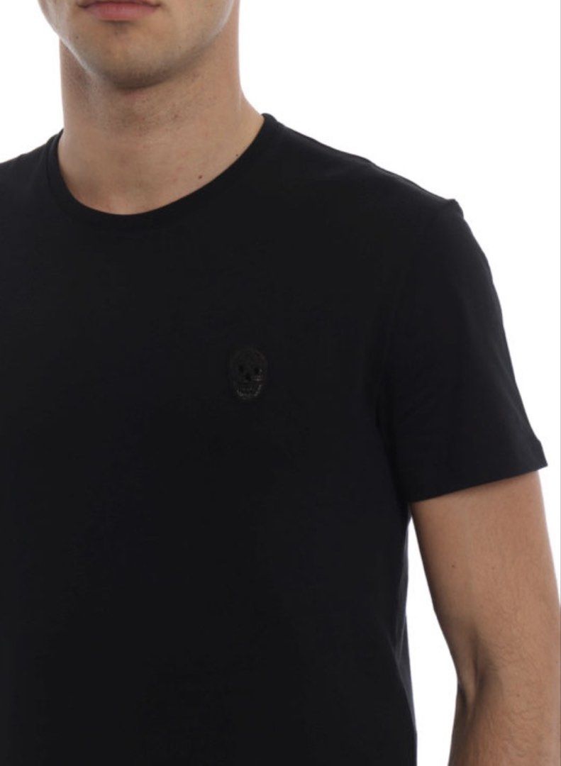 Alexander McQueen Black Skull T-shirt (Category: Luxury Apparel) located in Quezon City. Submitted by 3jsprelovedshop (Listing ID 1425155198, Image 1). Description: Black Alexander McQueen T-shirt with a skull logo. Made in Italy. Size L. The shirt has a crew neck and short sleeves. The label indicates the size as 175/100A. The shirt's measurements are L-26.5 and W-20..
