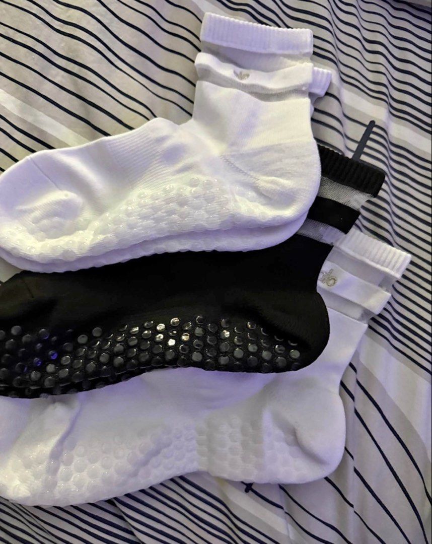 Alo Grip Socks for Pilates (Category: Sneakers) located in Quezon City. Submitted by flourency (Listing ID 1425184208, Image 1). Description: Size M/L grip socks Authentic, only took out from the packaging. 600 per pair, or 1500 for all. .