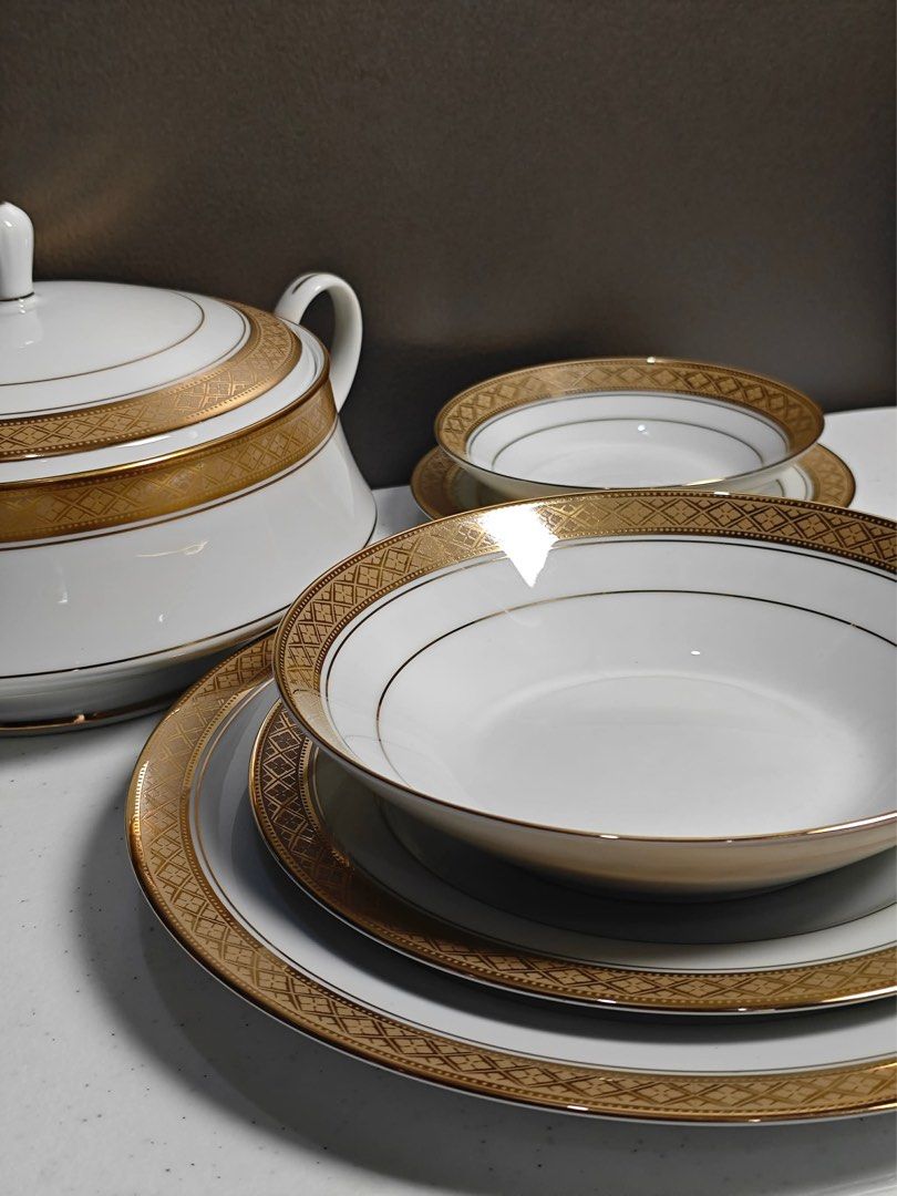 American Royalty Saladmaster Dinnerware Set (Category: Dinnerware & Cutlery) located in Paranaque City. Submitted by pncp1223 (Listing ID 1425212390, Image 1). Description: Saladmaster American Royalty Reflections in Gold – Designed by Gary Barr Vintage Saladmaster American Royalty fine china set in the elegant Reflections in Gold pattern designed by Gary Barr. Includes: Serving Pieces • XL Oval Charger – 34 cm (1) • Oval Platter – 29 cm (1) • Ve