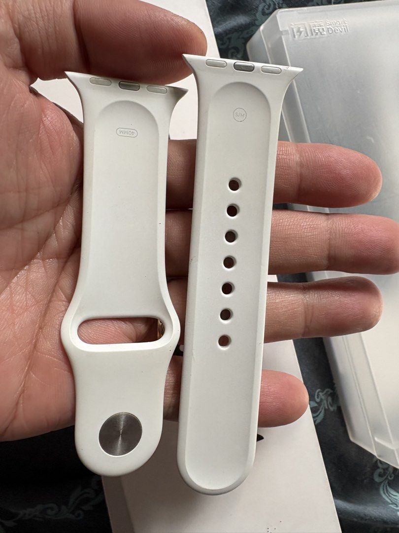 Apple Watch Band 40mm White (Category: Wearables & Smart Watches) located in Cavite. Submitted by shophoenix (Listing ID 1425061112, Image 2). Description: Genuine Apple Watch band in white. It is a size S/M and compatible with 40mm Apple Watch models. The band is made of a smooth, white material. Includes the band itself..