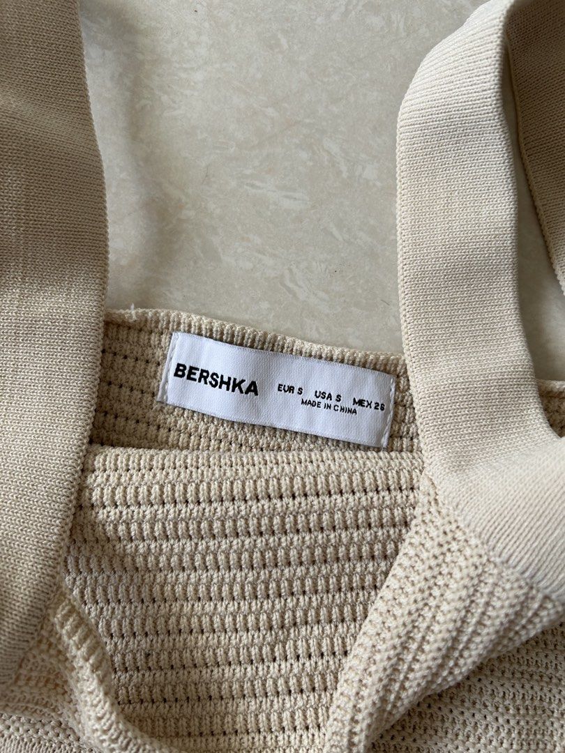 Bershka Knit Crop Top (Category: Others Tops) located in Bacoor. Submitted by dm_preloved (Listing ID 1425063894, Image 2). Description: .