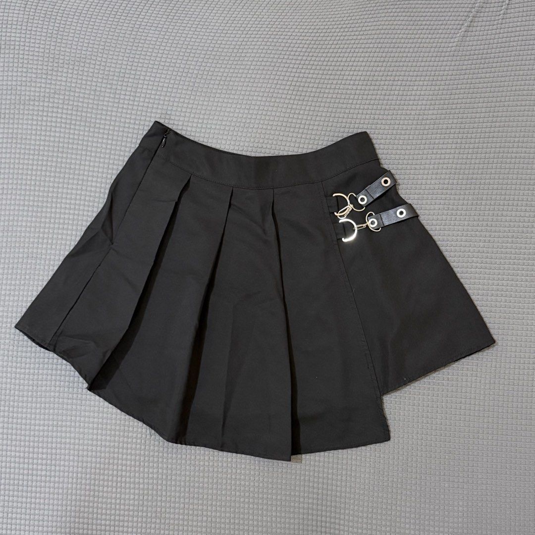 Black Asymmetrical Hem Pleated Skirt (Category: Skirts) located in Quezon City. Submitted by spearjean (Listing ID 1425124377, Image 1). Description: Black Asymmetrical Hem Pleated Skirt Size XS Waist 26 in Skirt length 13.5 in Longest part of skirt 16 in ❗️ USED ONLY ONCE 🤩 Perfect for concert outfits location: near sm sta mesa (quezon city) mod: grab/lalamove/jnt mop: gcash.