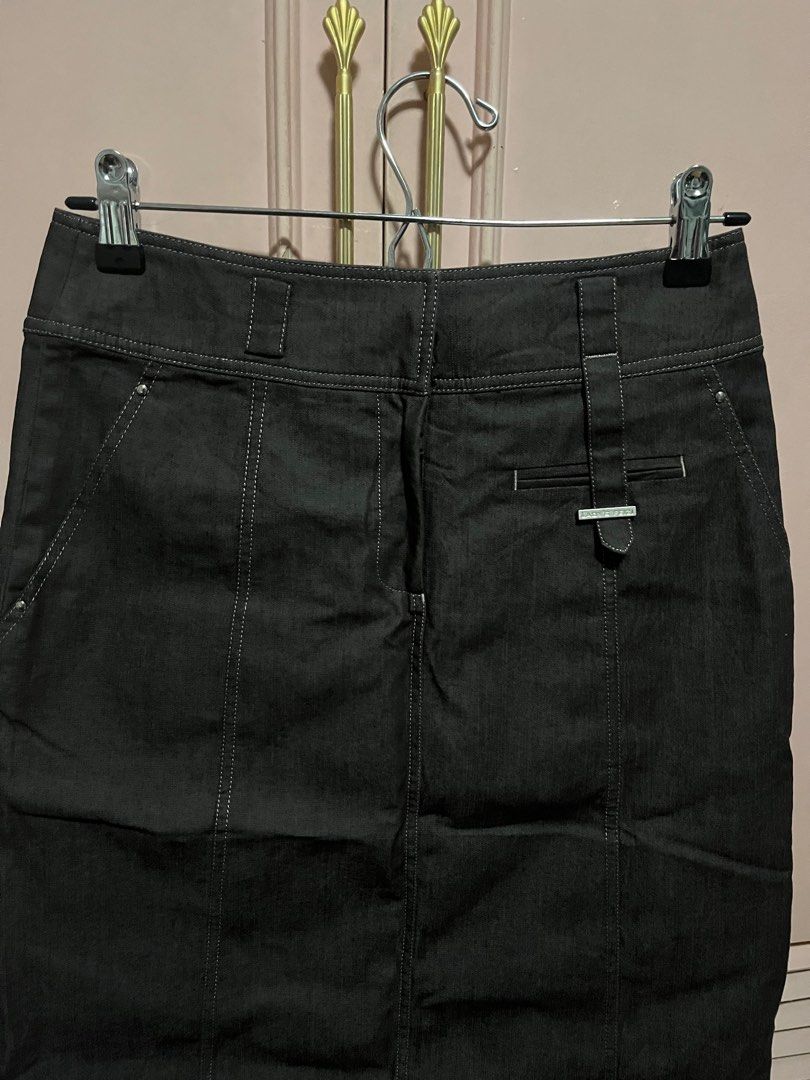 black midi skirt y2k 2000s (Category: Skirts) located in Quezon City. Submitted by declutteringwloi (Listing ID 1425177819, Image 2). Description: in good condition waistline: 14 inches l: 23.5 inches.