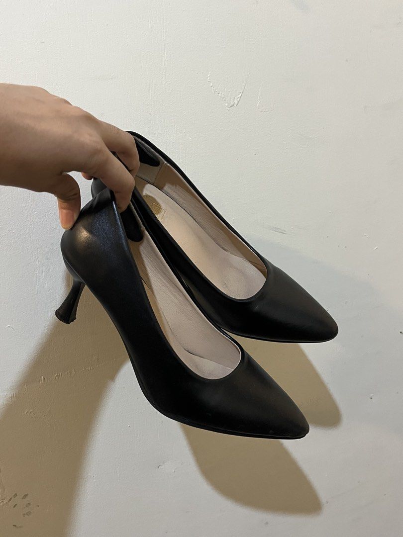 Black Pointed Heels (Category: Heels) located in Naguilian. Submitted by yvonneaaa (Listing ID 1425210904, Image 2). Description: - Used twice only - Size 38 euro (best fit for 37) - if wide feet sa 38, di keri because masikip - 2 inch heels - Payment via GCash.