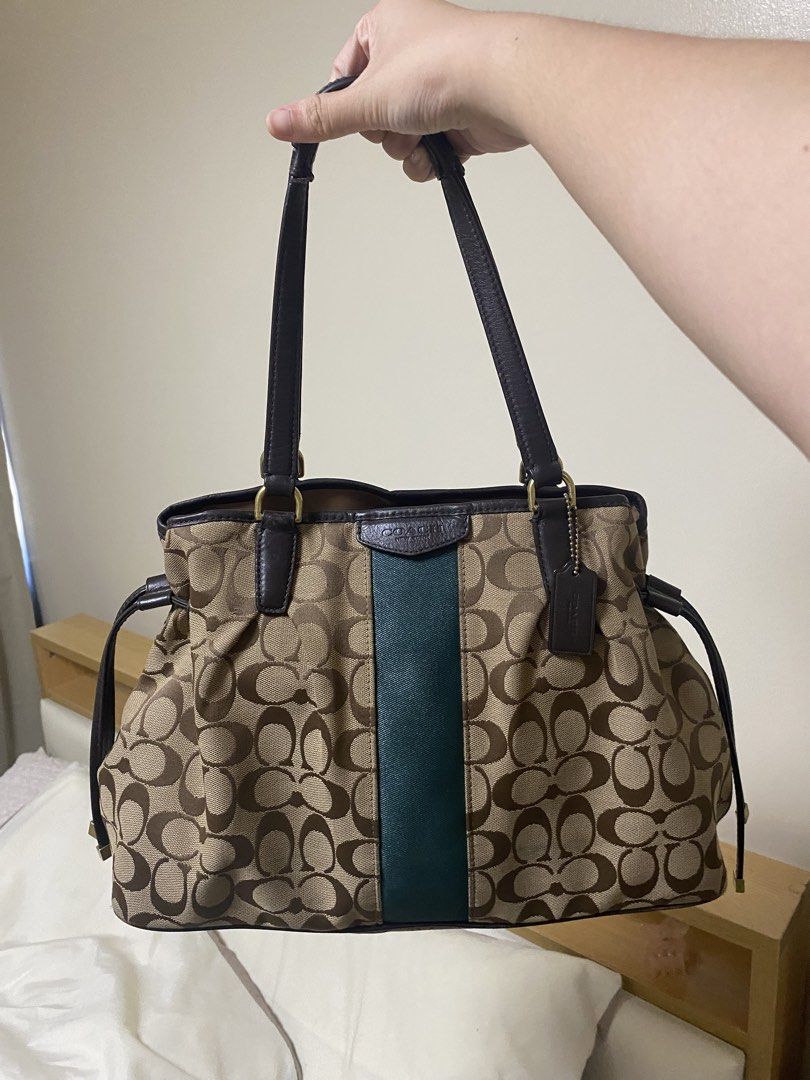 Coach Boho Vintage (Large) (Category: Luxury Bags & Wallets) located in Santa Rosa. Submitted by beyapatootie (Listing ID 1425109084, Image 1). Description: Well used preloved coach. No major issues. Good for office use..
