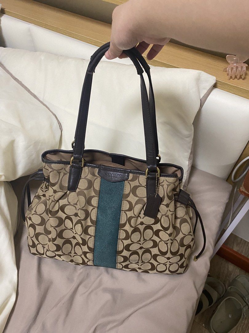 Coach Boho Vintage (Large) (Category: Luxury Bags & Wallets) located in Santa Rosa. Submitted by beyapatootie (Listing ID 1425109084, Image 3). Description: Well used preloved coach. No major issues. Good for office use..