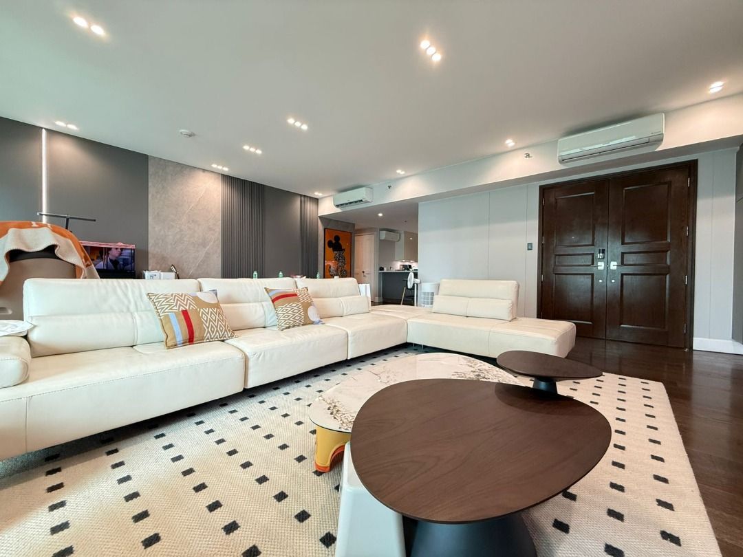 Edades Suites Rockwell (Category: Apartments & Condos) located in Makati City. Submitted by renzproperties (Listing ID 1425173161, Image 2). Description: 📍 Edades Suites | 2BR Rockwell For Sale 💰Price: ₱135.5M Gross 2 BR + maid’s room w T&B 3 TB + powder room FA: 237 sqm Inclusions: ACs & kitchen appliances Parking: 3 slots (B1) Features: * High floor corner unit (few floors below penthouse) * Facing amenities 🌊 and Rockwell ✨ * Living room ba