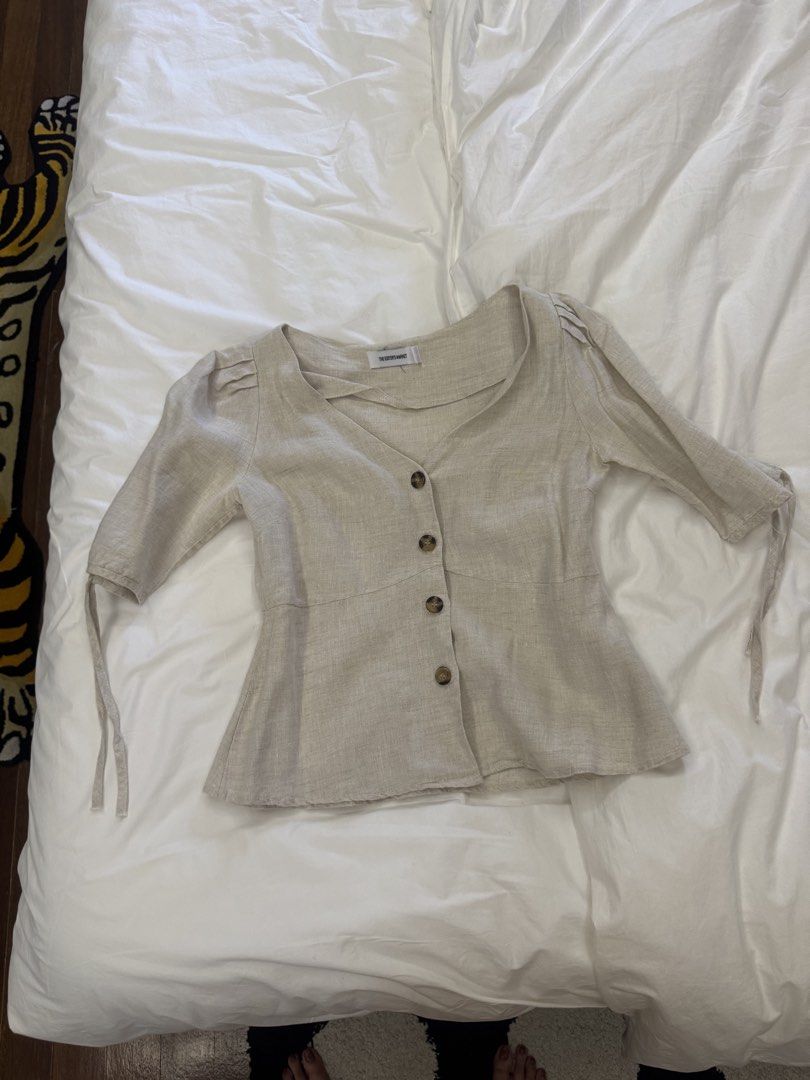 Editor’s Market Linen Beige Top (Category: Others Tops) located in Paranaque City. Submitted by msbentables (Listing ID 1425083474, Image 1). Description: - Editor's Market Linen Top - Size: XS - Color: Beige - Material: Linen - Design: Button details, tie sleeves - Condition: Good.