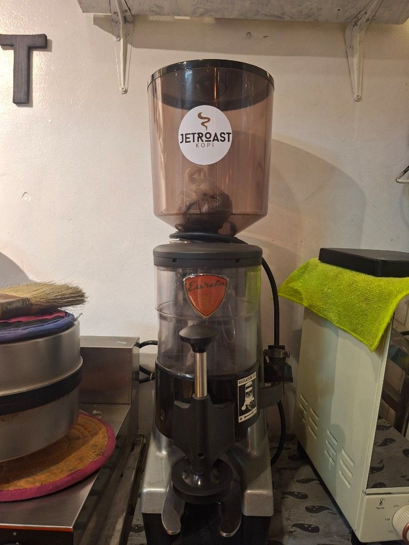 Eureka Professional Coffee Grinder (Category: Coffee Machines & Makers) located in Caloocan City. Submitted by jethroww.gascon17 (Listing ID 1425108516, Image 1). Description: For Sale Eureka Mondial Commercial professional Coffee bar Grinder with doser 450grams and tamper original came from italy 2kg hopper 65mm flar burr good for espresso, pour over, brewing sizes. 1330rpm 220v outlet 280watts issue: need to rewind motor to more faster grinding