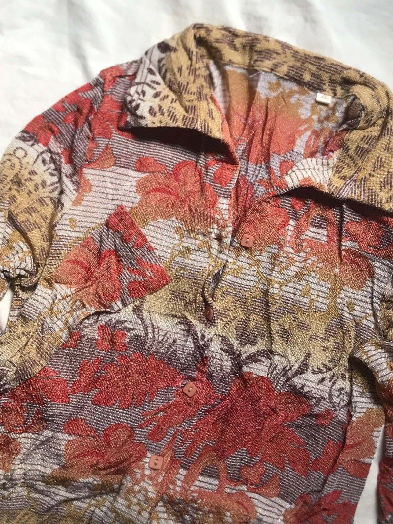 Y2K Vintage Style Floral Print Button-Up Blouse (Category: Blouses) located in Manila. Submitted by _sofetch (Listing ID 1425085421, Image 2). Description: small - large cinch-waist top stretchy material.