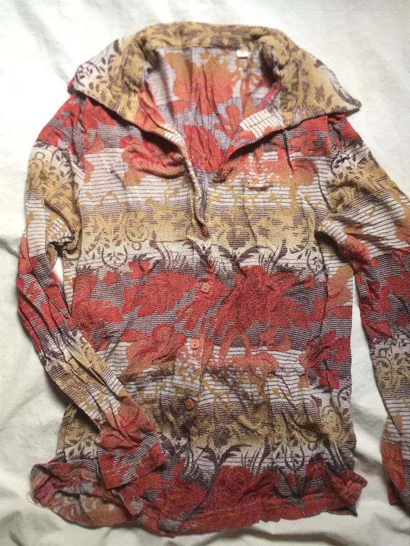 Y2K Vintage Style Floral Print Button-Up Blouse (Category: Blouses) located in Manila. Submitted by _sofetch (Listing ID 1425085421, Image 3). Description: small - large cinch-waist top stretchy material.