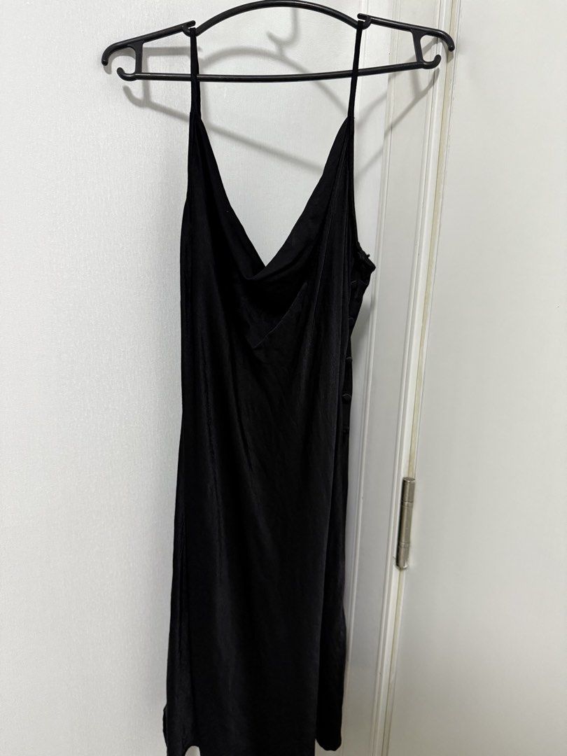 Forever 21 Black Slip Dress (Category: Dresses) located in Quezon City. Submitted by realqueenzy (Listing ID 1425212519, Image 1). Description: Med.
