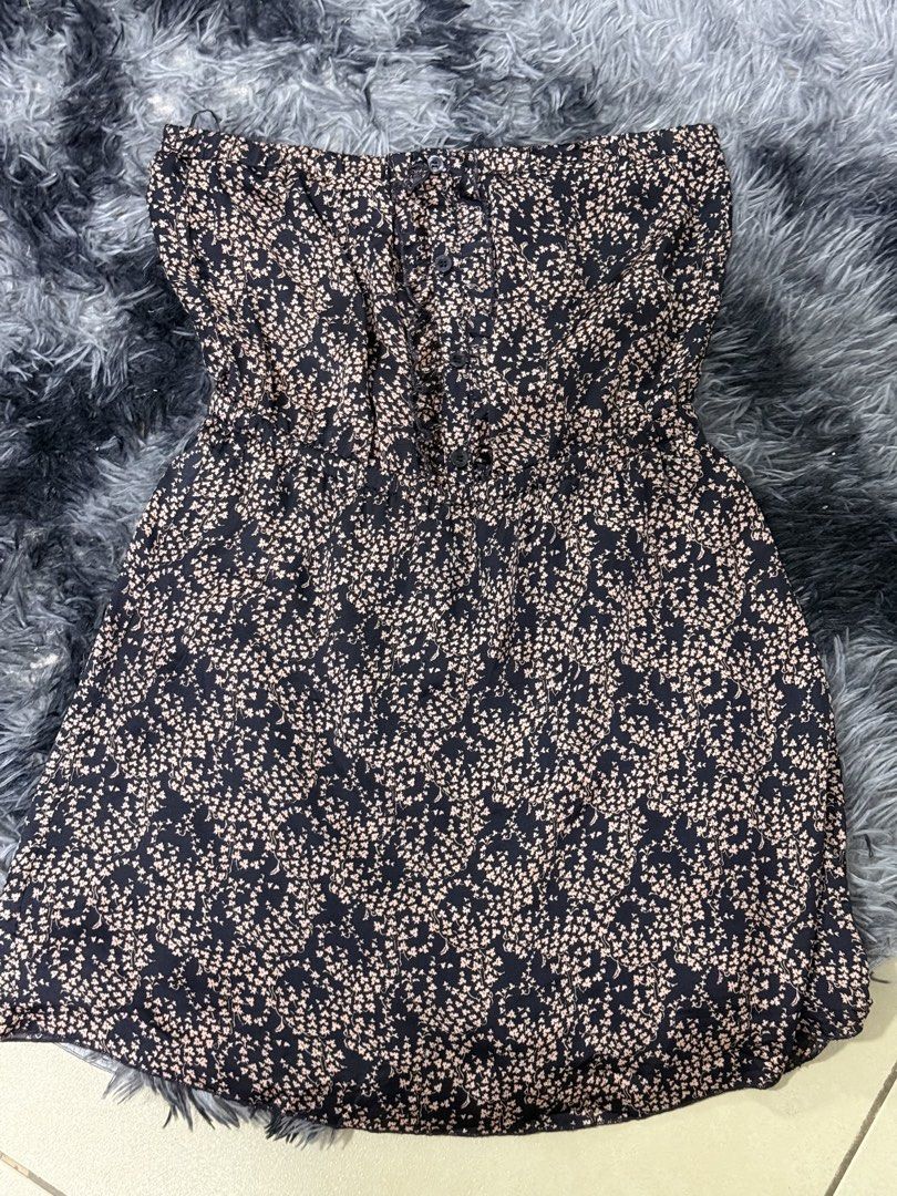 Forever 21 Floral Strapless Dress (Category: Dresses) located in Quezon City. Submitted by realqueenzy (Listing ID 1425213015, Image 1). Description: S-M .