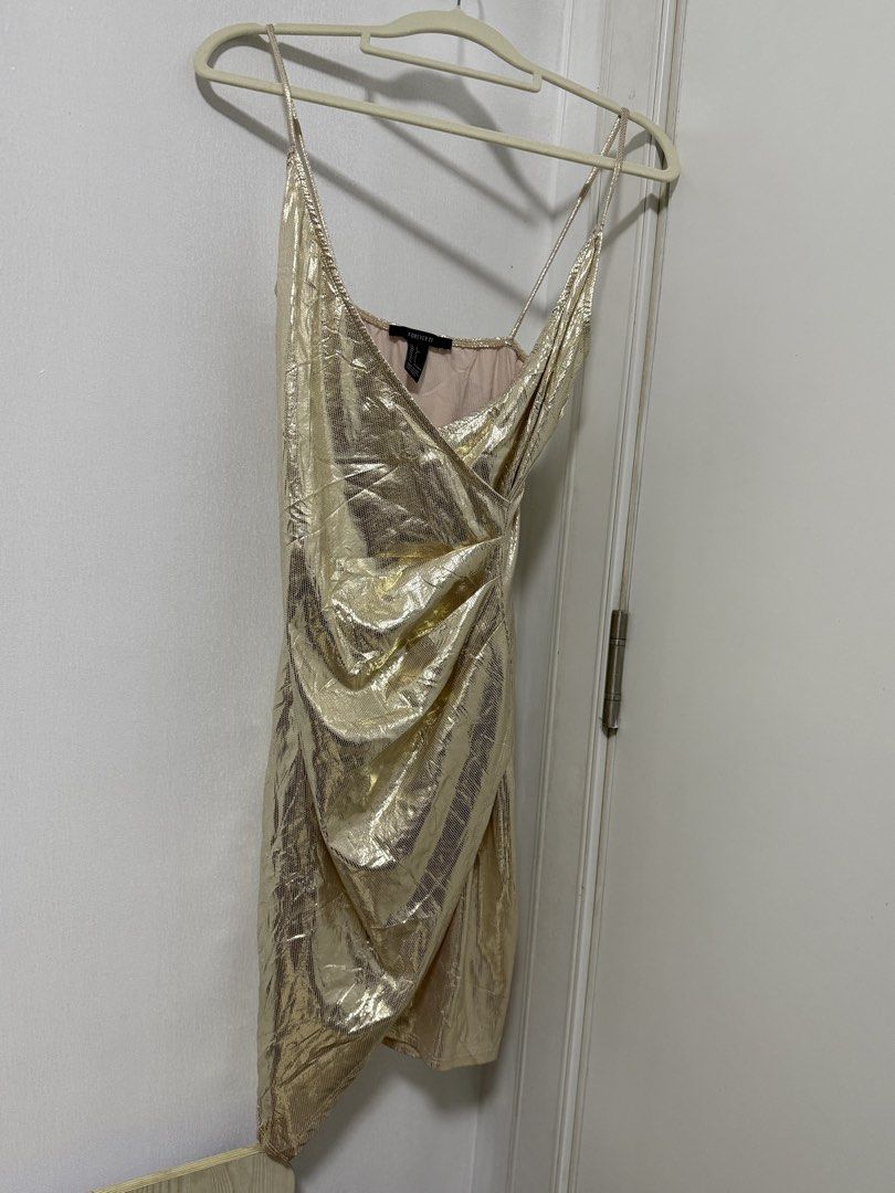 Forever 21 Gold Metallic Dress (Category: Dresses) located in Quezon City. Submitted by realqueenzy (Listing ID 1425212306, Image 3). Description: S-M Ang shala ng fitting ✨.