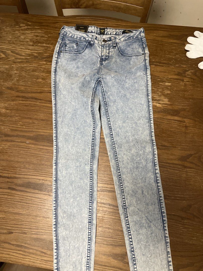 Freego Devon Low Jeggings Slim Jeans (Category: Jeans) located in Santa Rosa. Submitted by bebs_11 (Listing ID 1425216617, Image 1). Description: Freego Devon low jeggings slim jeans. Features a light blue acid wash. Size 26. Includes original tags. The jeans have a classic five-pocket design with a zip fly and button closure. The back pockets have a unique design..