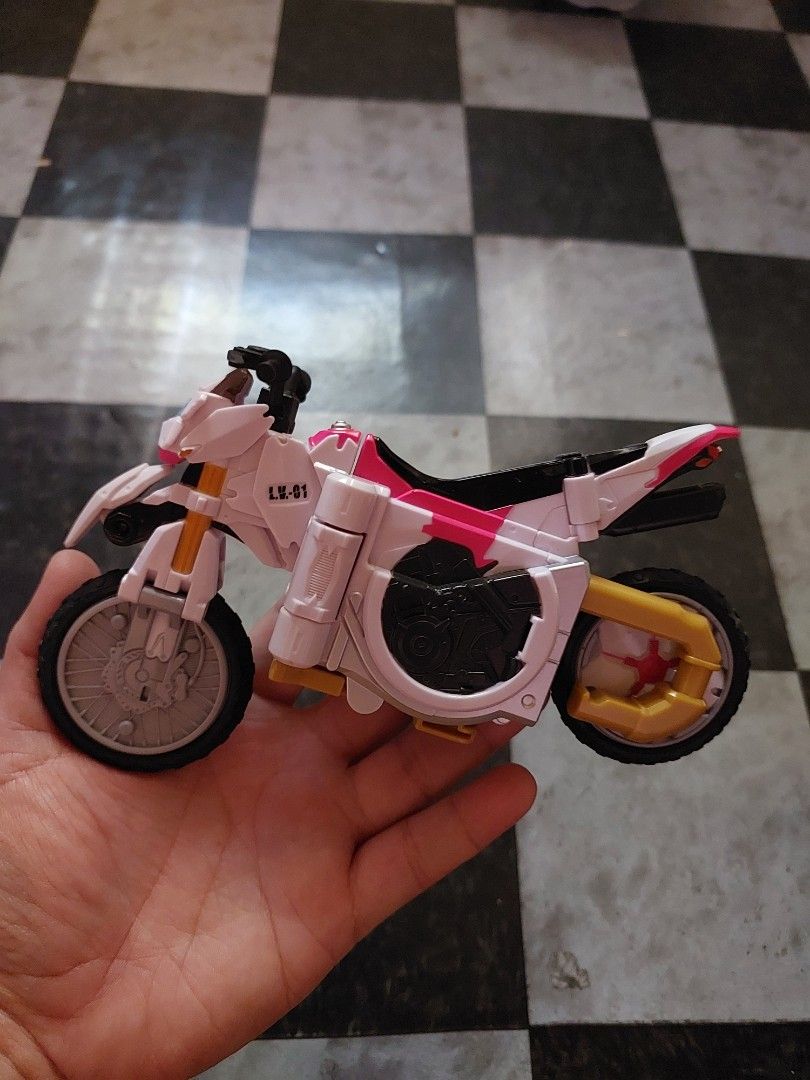 Gaim Lock Vehicle 01 Sakura Hurricane (Category: Vehicle & Diecast Models) located in Pasay City. Submitted by fhranciscorner (Listing ID 1425195815, Image 2). Description: Gaim Lock Vehicle 01 Sakura Hurricane.