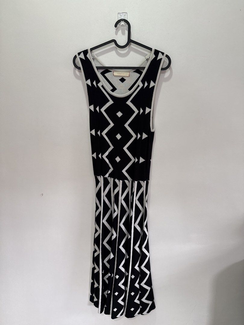 GTWFAB Sleeveless Dress (Category: Dresses) located in Antipolo. Submitted by gianasanchez (Listing ID 1425145400, Image 1). Description: - Symphony sleeveless dress - Black and white geometric pattern - Scoop neckline - Fitted bodice - Flared skirt - Unique zigzag and diamond design - Suitable for various occasions.