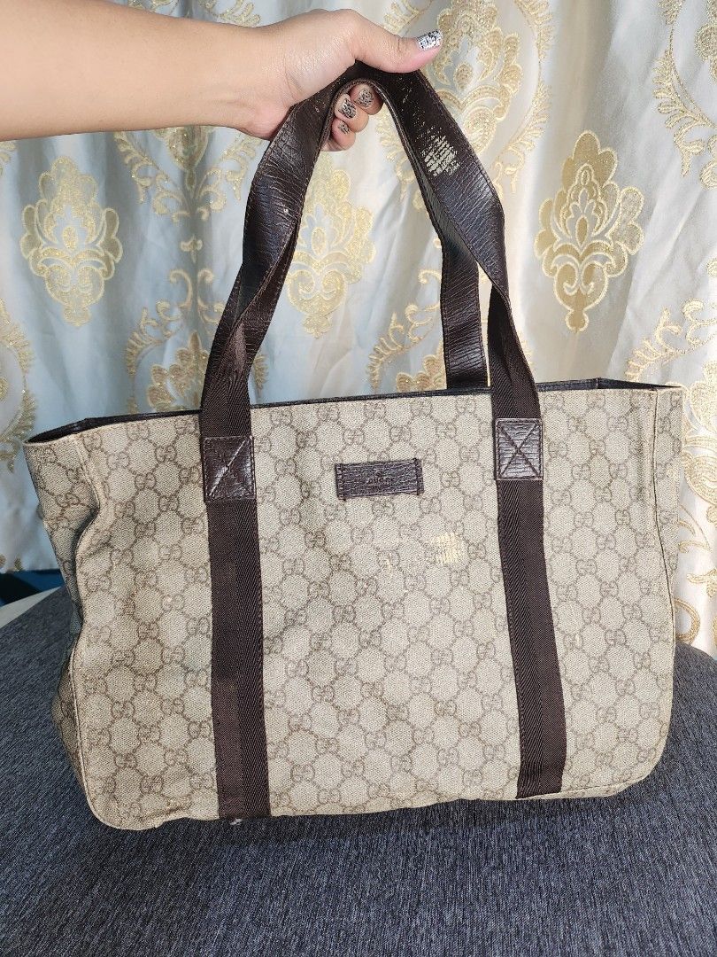 Gucci GG leather Tote Bag (Category: Luxury Bags & Wallets) located in Baguio. Submitted by alonasteph (Listing ID 1425246670, Image 1). Description: mininal flaws please check each pic likenew inside.