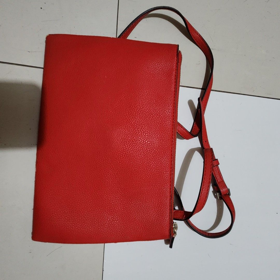 Guess Love Crossbody Bag (Category: Cross-body Bags) located in Manila. Submitted by my_things (Listing ID 1425209626, Image 2). Description: cracks and scratches on the bag with 2 big zipper compartments and magnetic closure in between .