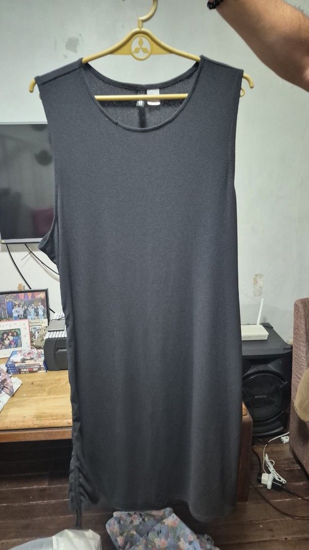 H&M Divided Black Sleeveless Dress (Category: Dresses) located in Del Monte. Submitted by emem25 (Listing ID 1425201434, Image 1). Description: Black sleeveless dress from H&M Divided. Features a round neckline and a simple, elegant design. It has a straight silhouette and a subtle detail on the side. Perfect for casual wear or can be dressed up for a night out..