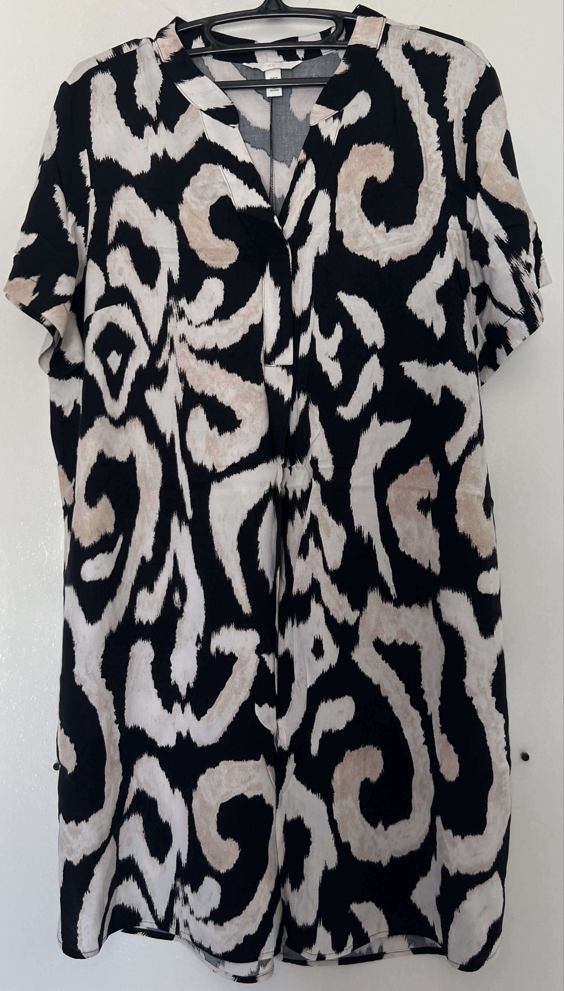 H&M Printed Dress - Size M (Category: Dresses) located in Davao. Submitted by ilybm (Listing ID 1425090114, Image 1). Description: .