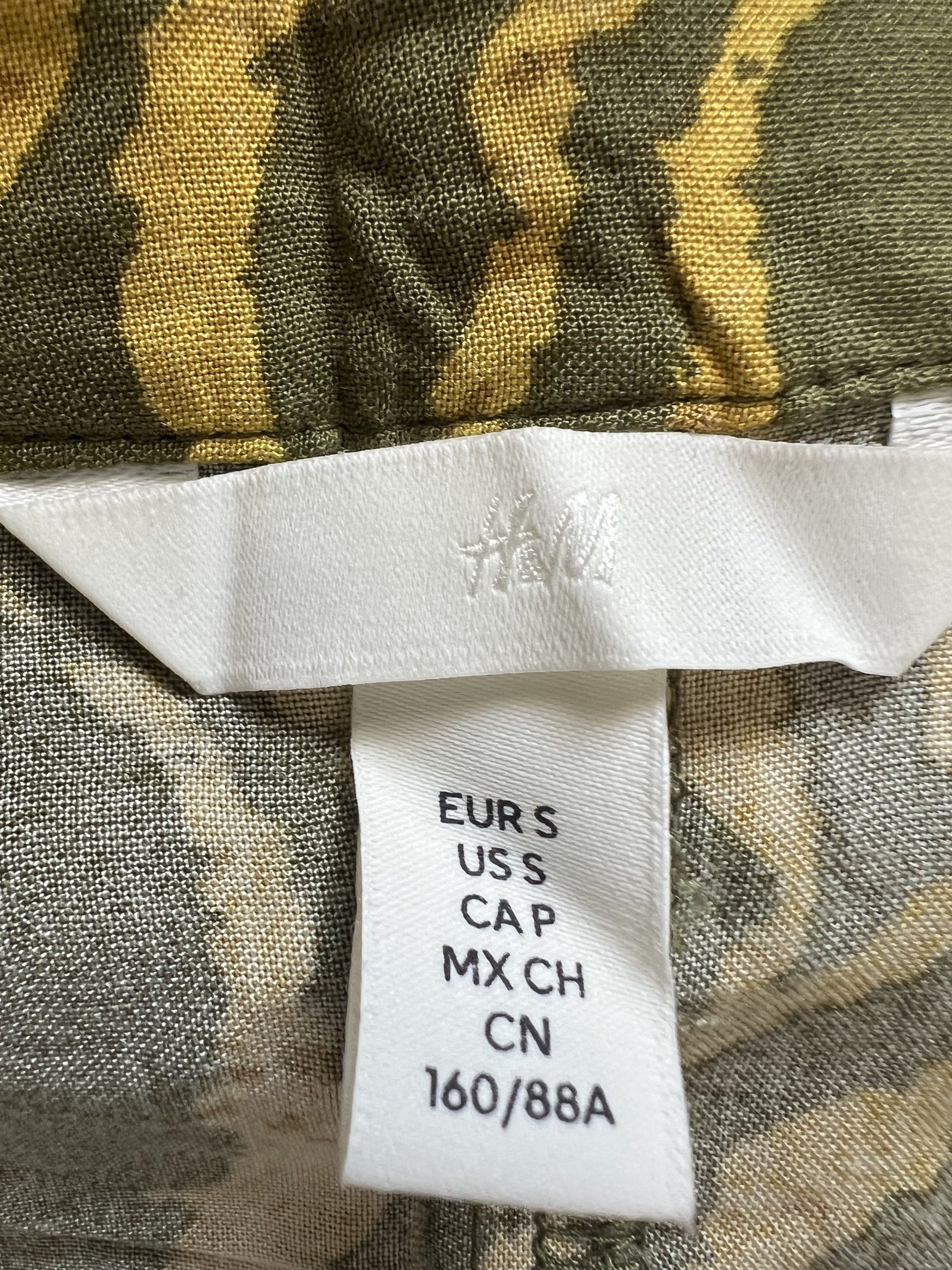 H&M Printed V-Neck Dress - Size S (Category: Dresses) located in Davao. Submitted by ilybm (Listing ID 1425091298, Image 2). Description: .