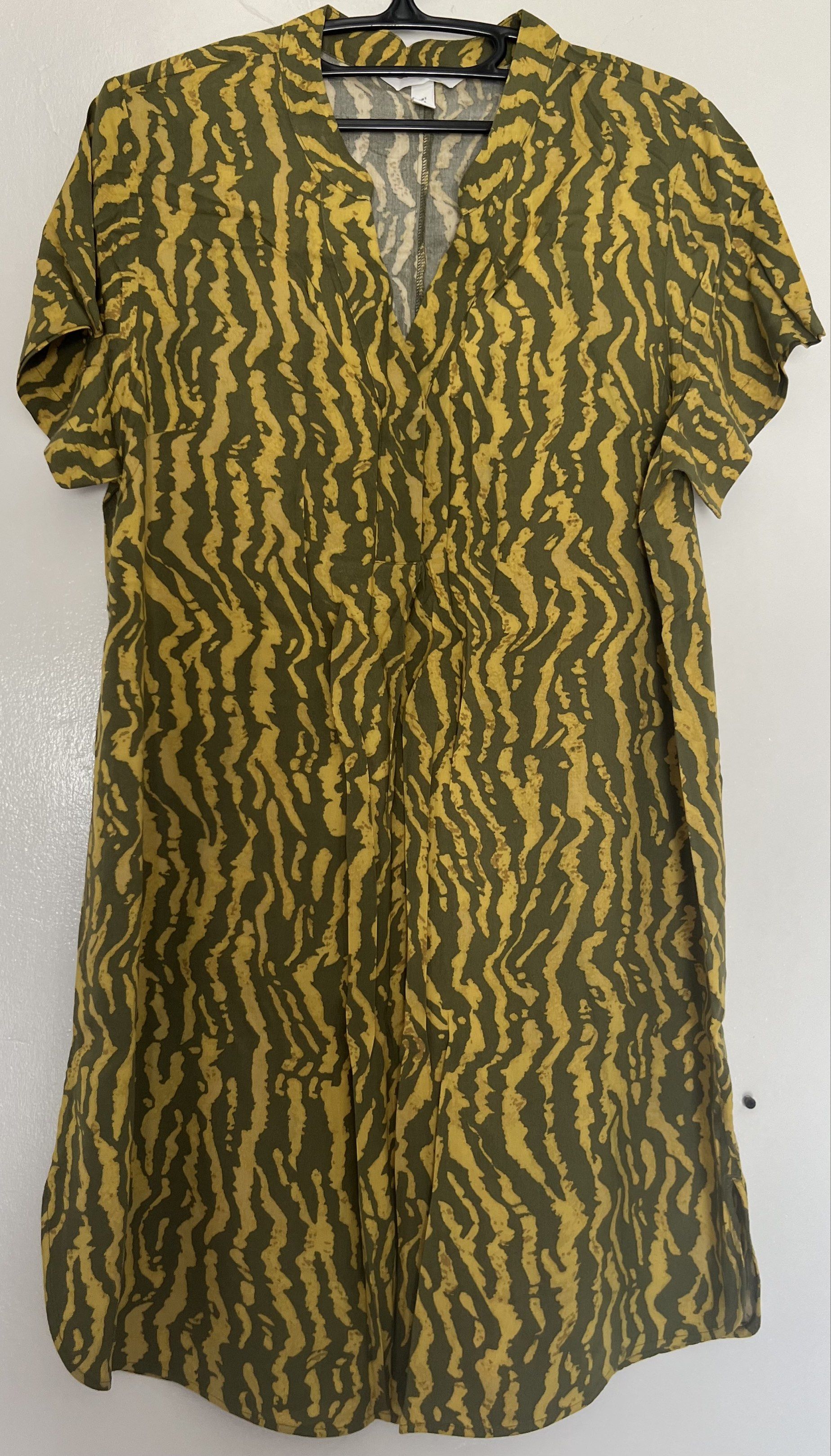 H&M Printed V-Neck Dress - Size S (Category: Dresses) located in Davao. Submitted by ilybm (Listing ID 1425091298, Image 1). Description: .