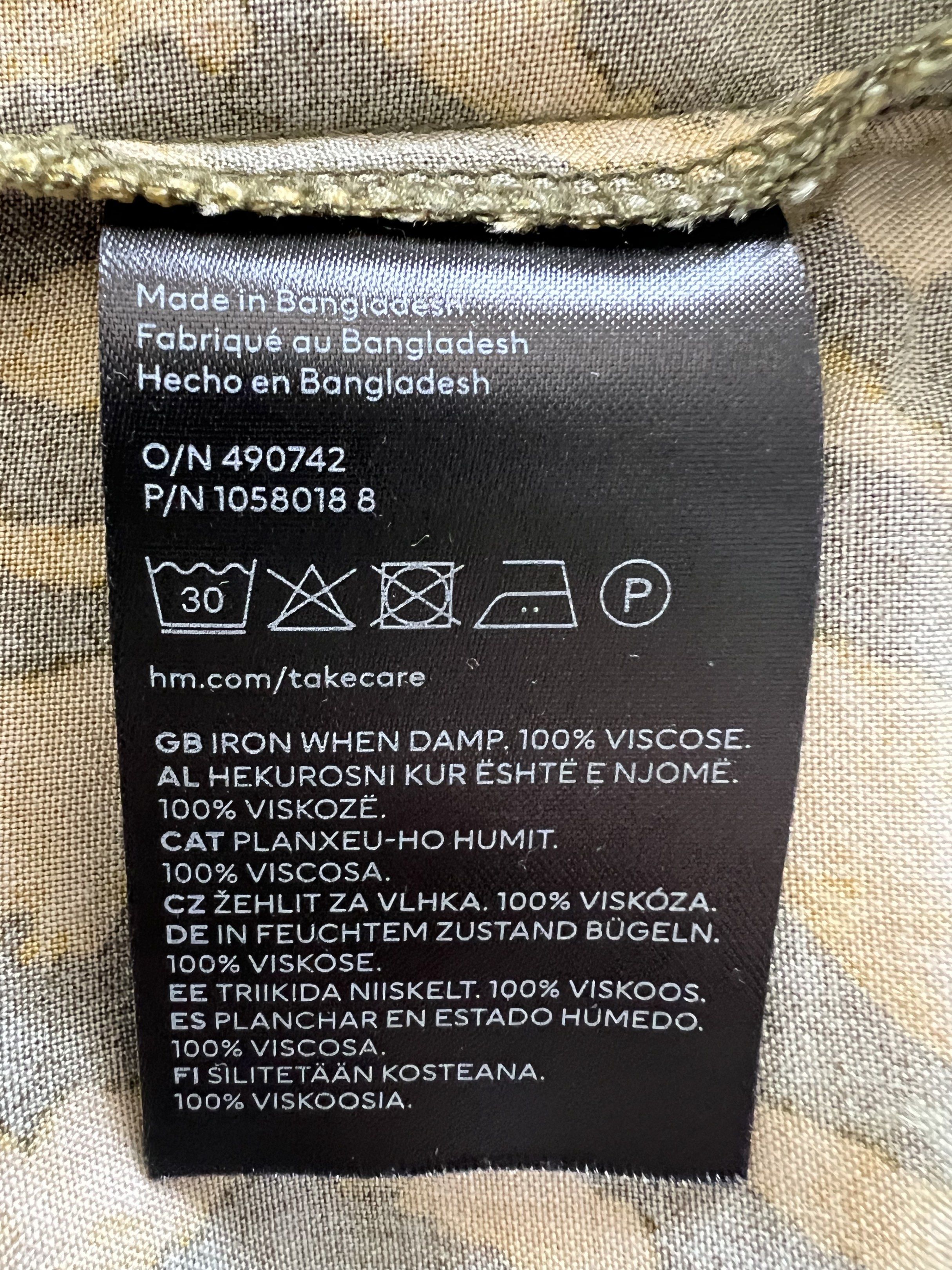 H&M Printed V-Neck Dress - Size S (Category: Dresses) located in Davao. Submitted by ilybm (Listing ID 1425091298, Image 3). Description: .