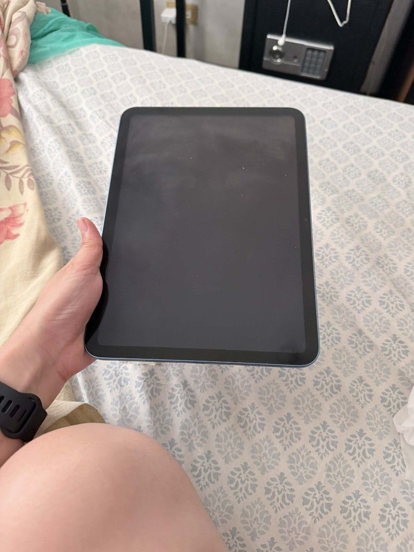 iPad 10th generation (Category: iPad) located in Pasig City. Submitted by silverbear.b6ddb2 (Listing ID 1425113387, Image 3). Description: FOR SALE: iPad 10th Generation (64GB) – Blue 💙 | Excellent Condition Selling my iPad 10th Generation (64GB, Blue) — 1 year old, second hand, but well taken care of and in great working condition. First owner here ✨ Features: • 10.9-inch Liquid Retina Display • 64GB Storage • Wi-Fi connectivity • A14 Bionic Ch