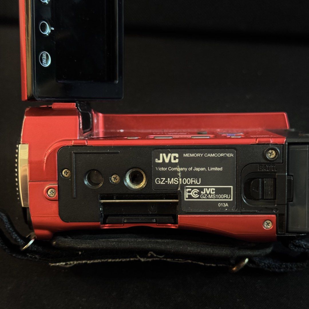 JVC Everio GZ-MS100RU Camcorder (Category: Video Cameras) located in Manila. Submitted by do.over (Listing ID 1425190750, Image 3). Description: Inclusions: battery, charger, and SD card Issue: no SD card cover (will not affect output quality) .