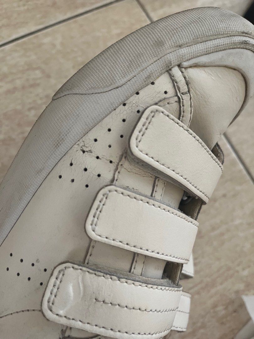 Keds White Sneakers with Velcro Straps (Category: Sneakers) located in Pasig City. Submitted by kimcbrl (Listing ID 1425092524, Image 3). Description: Size: US 6 Well used. Flaws in the photo.