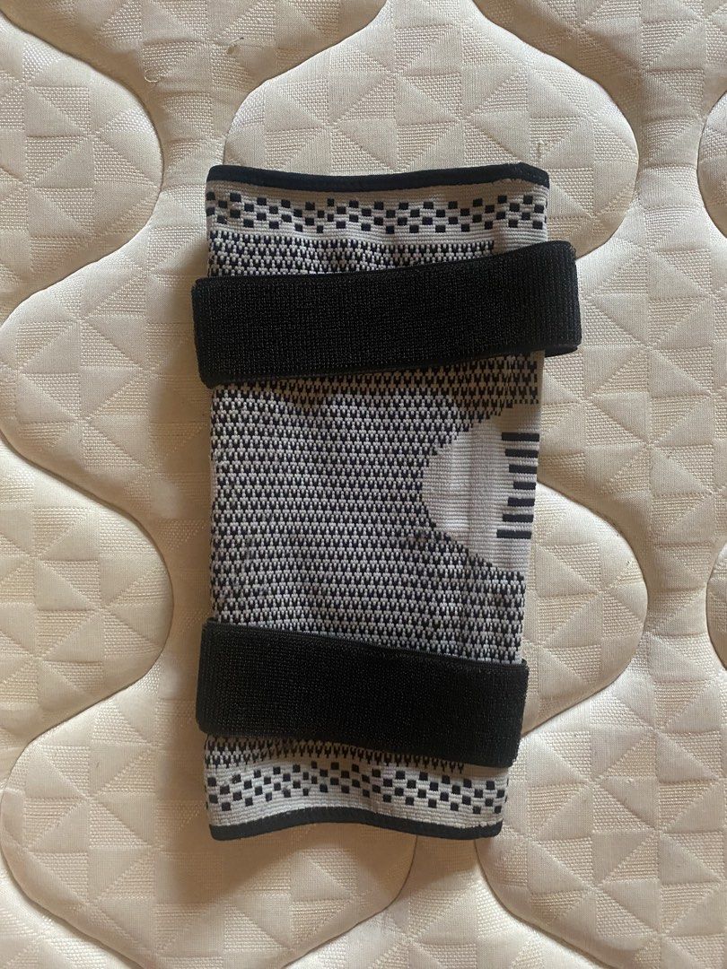 Knee Support with Straps (Category: Braces, Support & Protection) located in Mandaluyong City. Submitted by mandaboy10 (Listing ID 1425133208, Image 2). Description: used 3 times only.