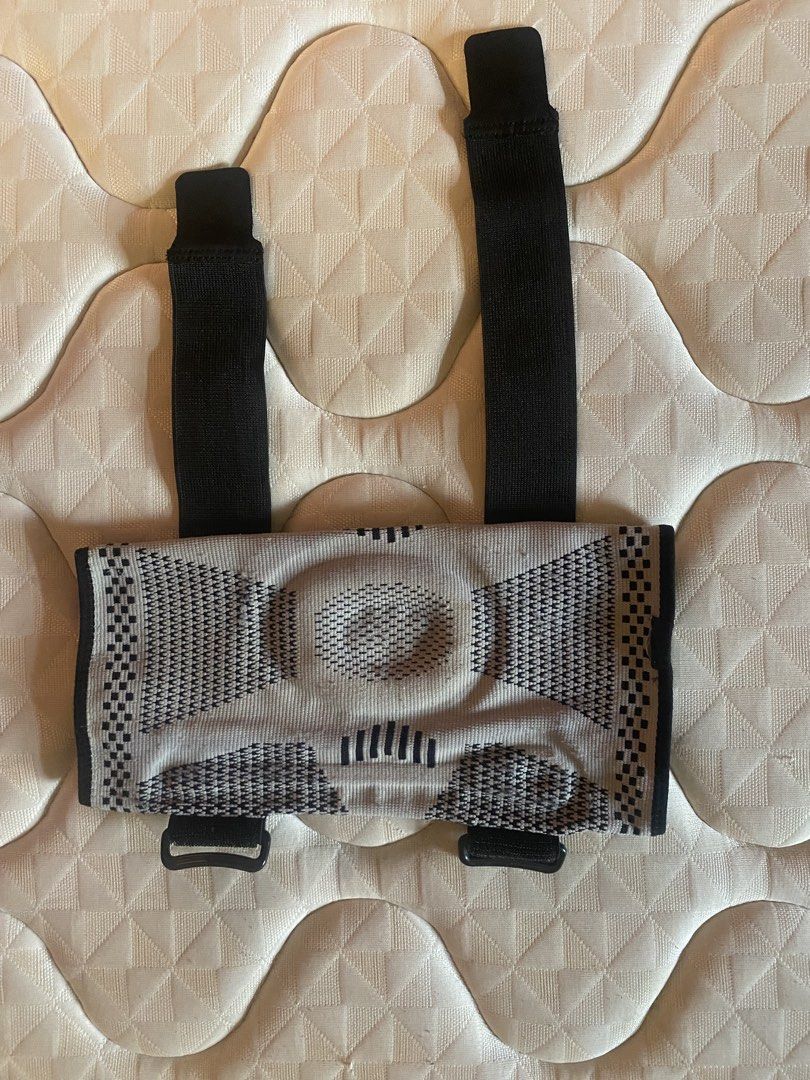 Knee Support with Straps (Category: Braces, Support & Protection) located in Mandaluyong City. Submitted by mandaboy10 (Listing ID 1425133208, Image 3). Description: used 3 times only.