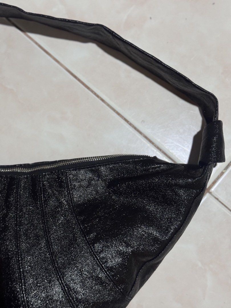 Lemaire Croissant Bag Large (Category: Luxury Bags & Wallets) located in Manila. Submitted by mpac22222 (Listing ID 1425121089, Image 3). Description: Very good condition No issue Size: Large.