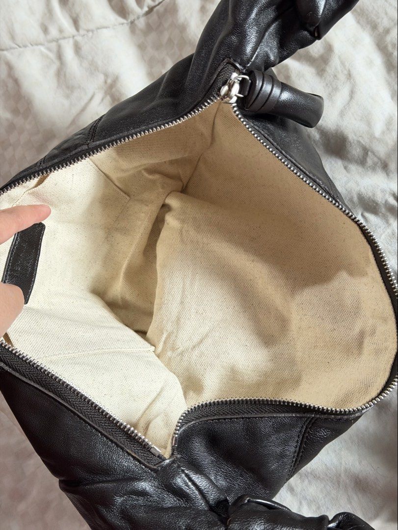 Lemaire Croissant leather crossbody bag (Kategori: Tas & Dompet) berada di Tangerang. Dikirim oleh nnaabb_ (ID iklan 1425117698, Gambar 3). Deskripsi: .