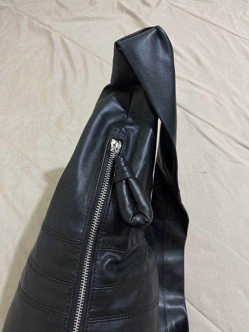 Lemaire Large Croissant Bag - Black (Category: Luxury Bags & Wallets) located in Manila. Submitted by ivancbpobl89596 (Listing ID 1425197816, Image 3). Description: Lemaire Large Croissant Bag *Authenticity unverified Php 2,300 (negotiable) - there are some signs of wear/tear, but barely noticeable. RFS: decluttering Mode of Payment: Bank Transfer/GCash Can ship nationwide ❗️Last photo is just for size reference.