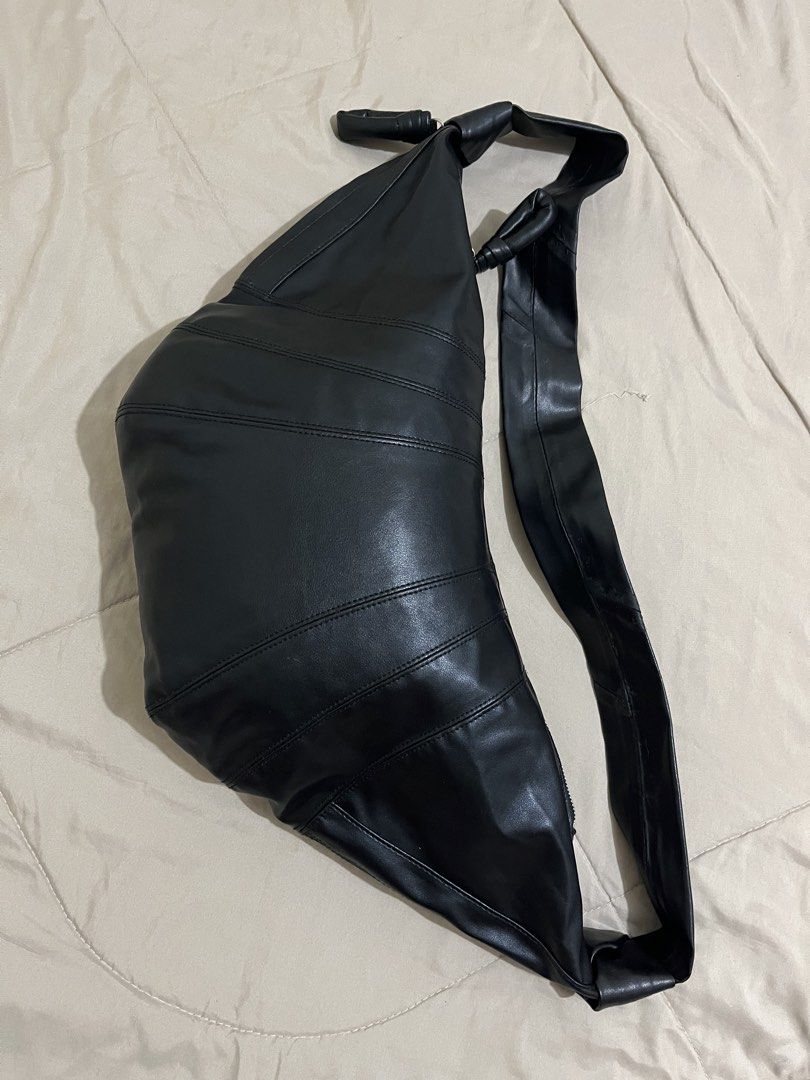 Lemaire Large Croissant Bag - Black (Category: Luxury Bags & Wallets) located in Manila. Submitted by ivancbpobl89596 (Listing ID 1425197816, Image 2). Description: Lemaire Large Croissant Bag *Authenticity unverified Php 2,300 (negotiable) - there are some signs of wear/tear, but barely noticeable. RFS: decluttering Mode of Payment: Bank Transfer/GCash Can ship nationwide ❗️Last photo is just for size reference.
