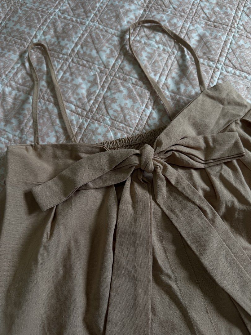 LINEN Brown Bow Top (Category: Sleeveless) located in Manila. Submitted by andreaaarut2 (Listing ID 1425155392, Image 2). Description: - LINEN Brown Bow Top - XS size - Features a bow detail - Made from linen.