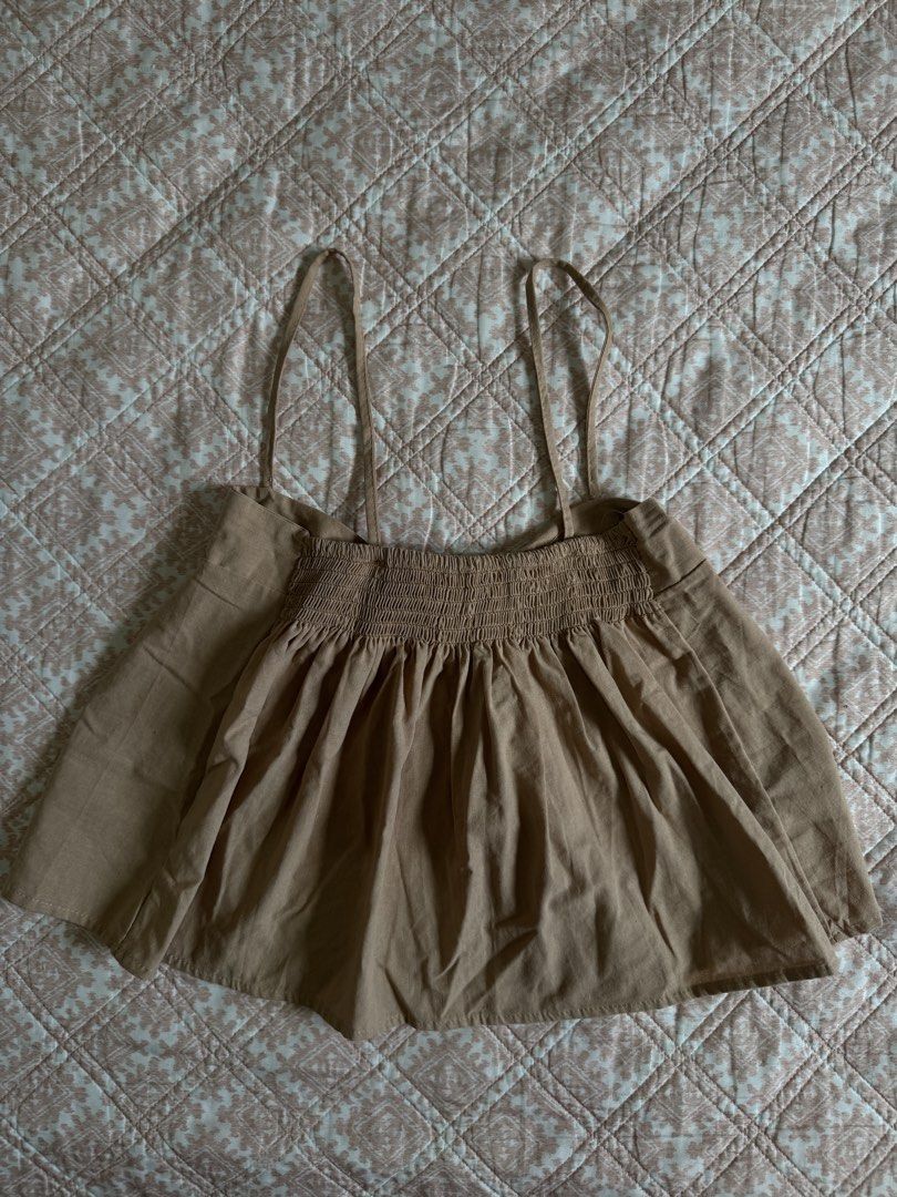 LINEN Brown Bow Top (Category: Sleeveless) located in Manila. Submitted by andreaaarut2 (Listing ID 1425155392, Image 3). Description: - LINEN Brown Bow Top - XS size - Features a bow detail - Made from linen.