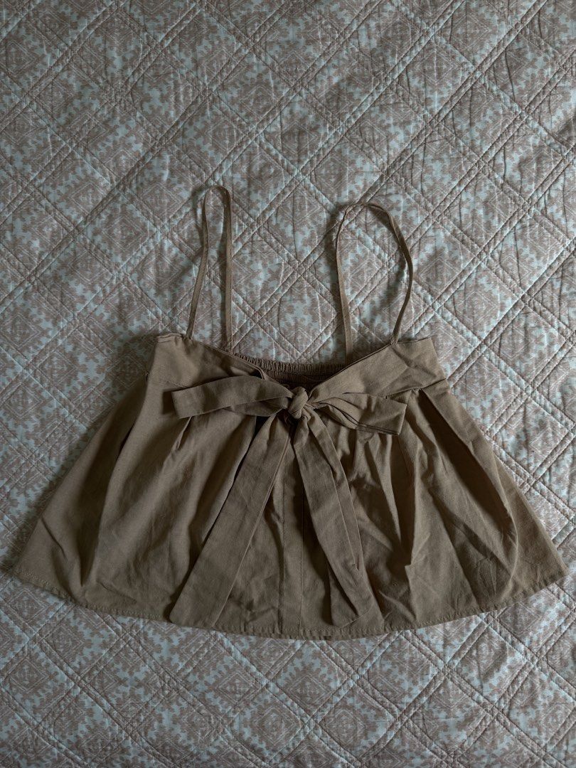 LINEN Brown Bow Top (Category: Sleeveless) located in Manila. Submitted by andreaaarut2 (Listing ID 1425155392, Image 1). Description: - LINEN Brown Bow Top - XS size - Features a bow detail - Made from linen.