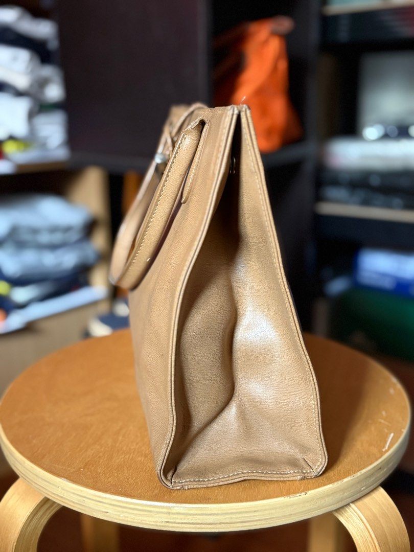 Longchamp Beige Bag (Category: Luxury Bags & Wallets) located in Quezon City. Submitted by se2ndlookph (Listing ID 1425160506, Image 3). Description: Longchamp beige bag with signs of wear and tear Please see pictures for details Location: Quezon City.