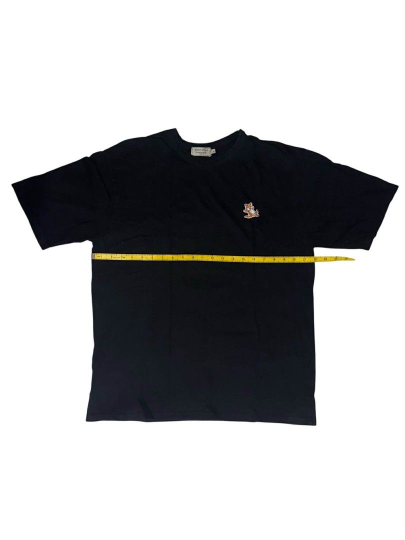 Maison Kitsuné Chillax Fox Patch (Category: Activewear) located in Cebu City. Submitted by westleygics18 (Listing ID 1425233613, Image 3). Description: Maison Kitsuné Chillax Fox Patch T-Shirt (authentic) - Excellent Condition - Color: Black - Size: Large (L) - Material: 100% Cotton - Origin: Made in Portugal - Length: ~28.5 inches - Chest: ~21.5 inches Dm.